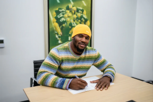 Micah Parsons assina contrato com os Packers e é apresentado no Lambeau Field